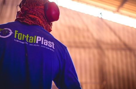 Homem de costas com farda da FortalPlast